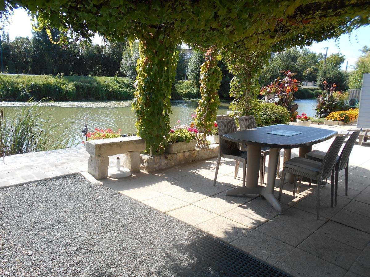 Marais Poitevin Bord Riviere Peche ,Barque, Velos, Wifi, Linge, Cheminee, Cuisine, Terrain De Boules La Taillee Buitenkant foto